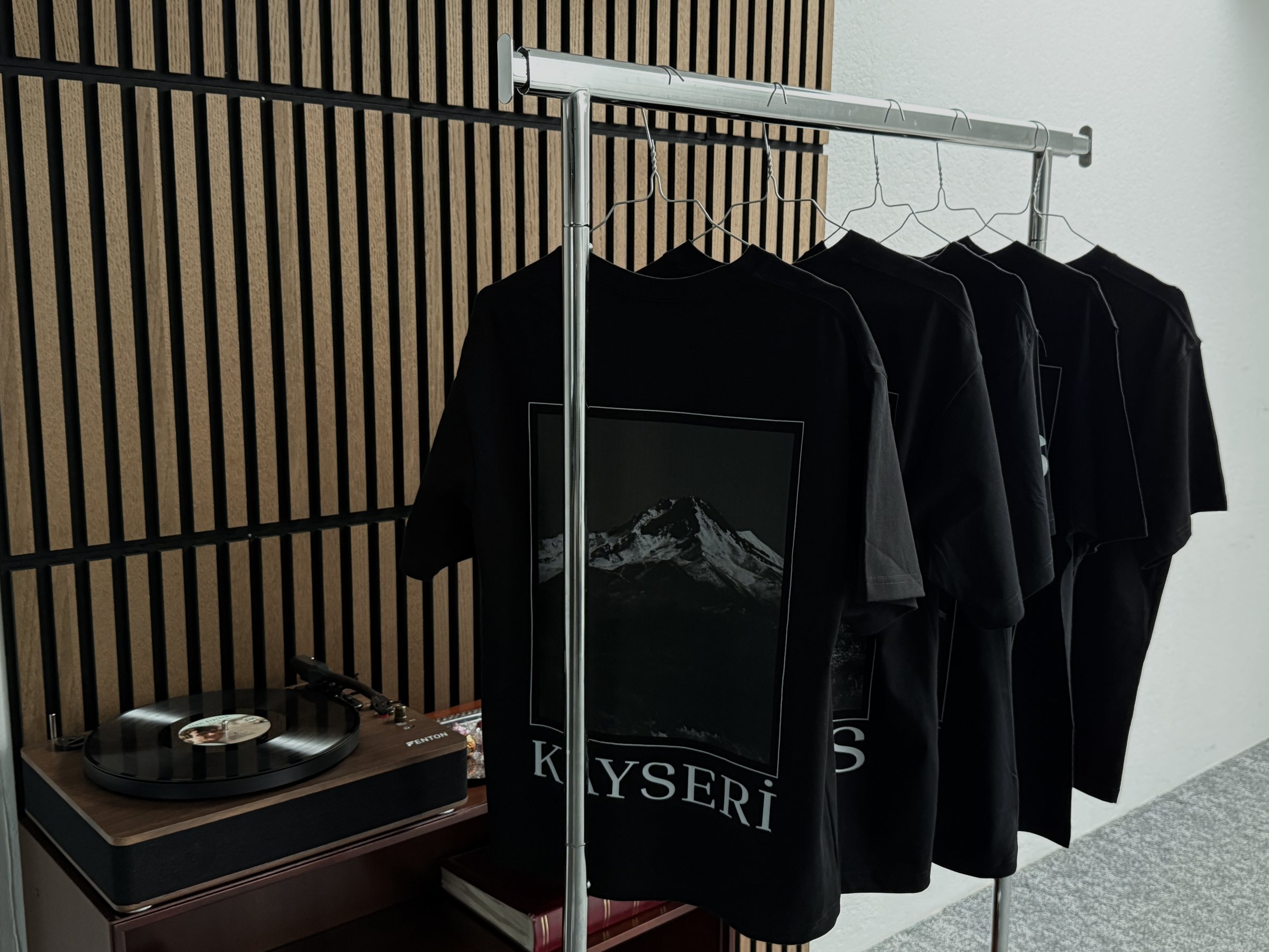 Kleding over afkomst en heimwee, met een eigen ontwerp voor elke Turkse stad.