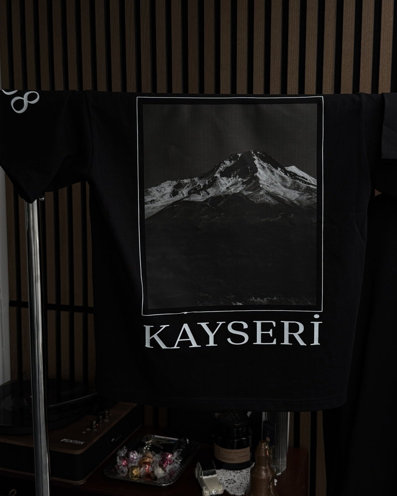 Zwart shirt met de Kayseri-print op de rug