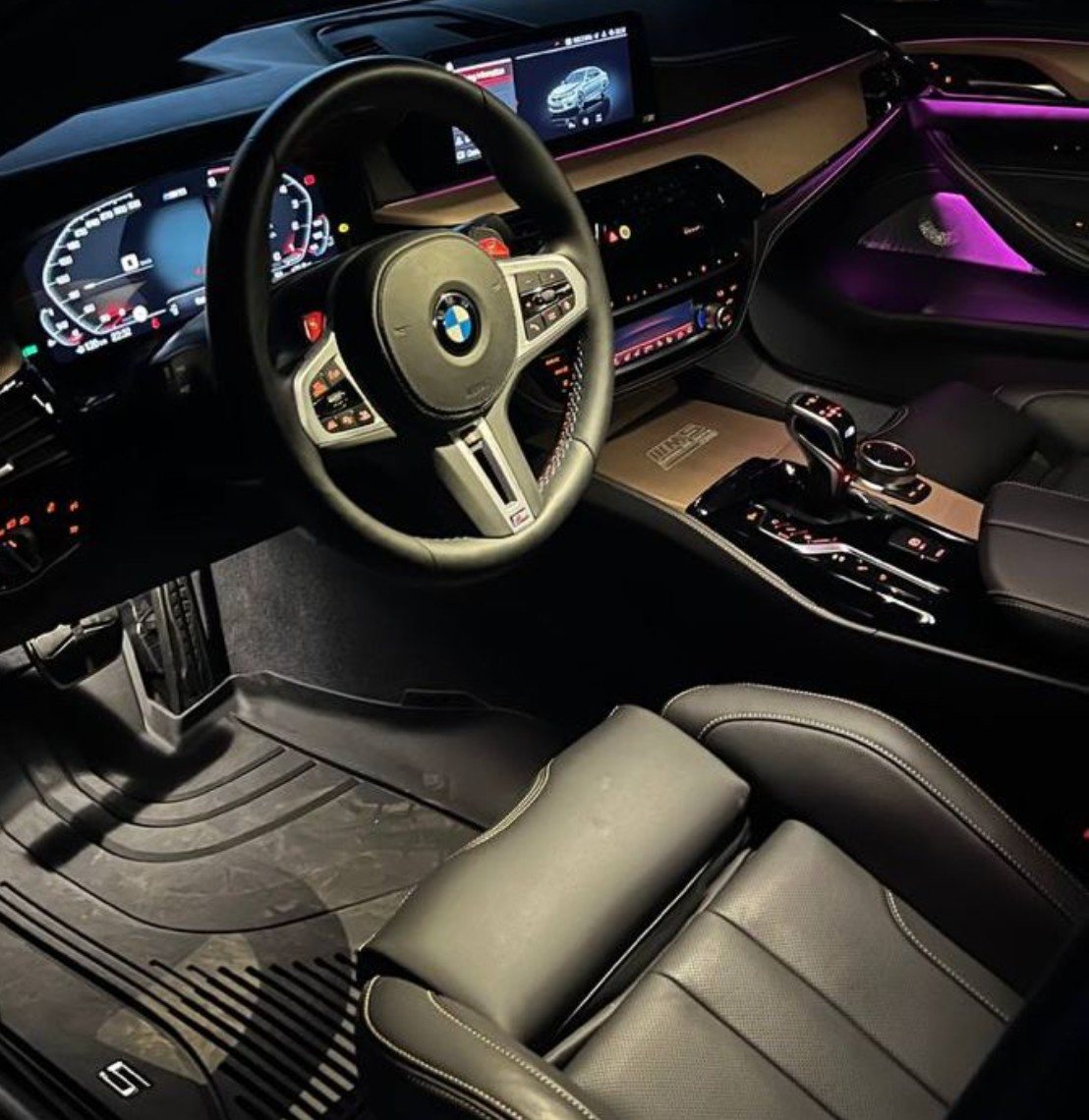 Foto van een auto-interieur zonder matten