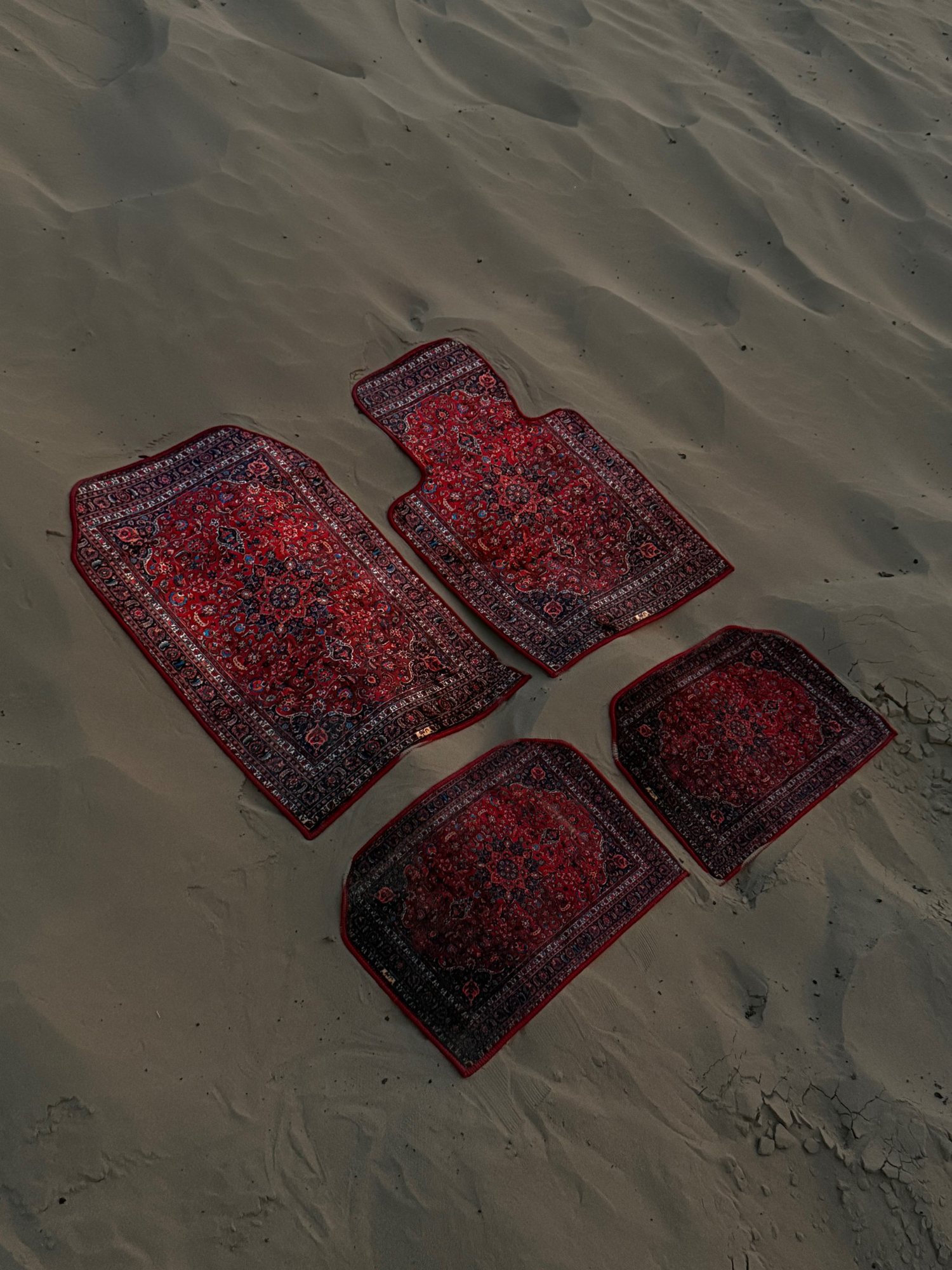 Rode Orientalis-matten op zand